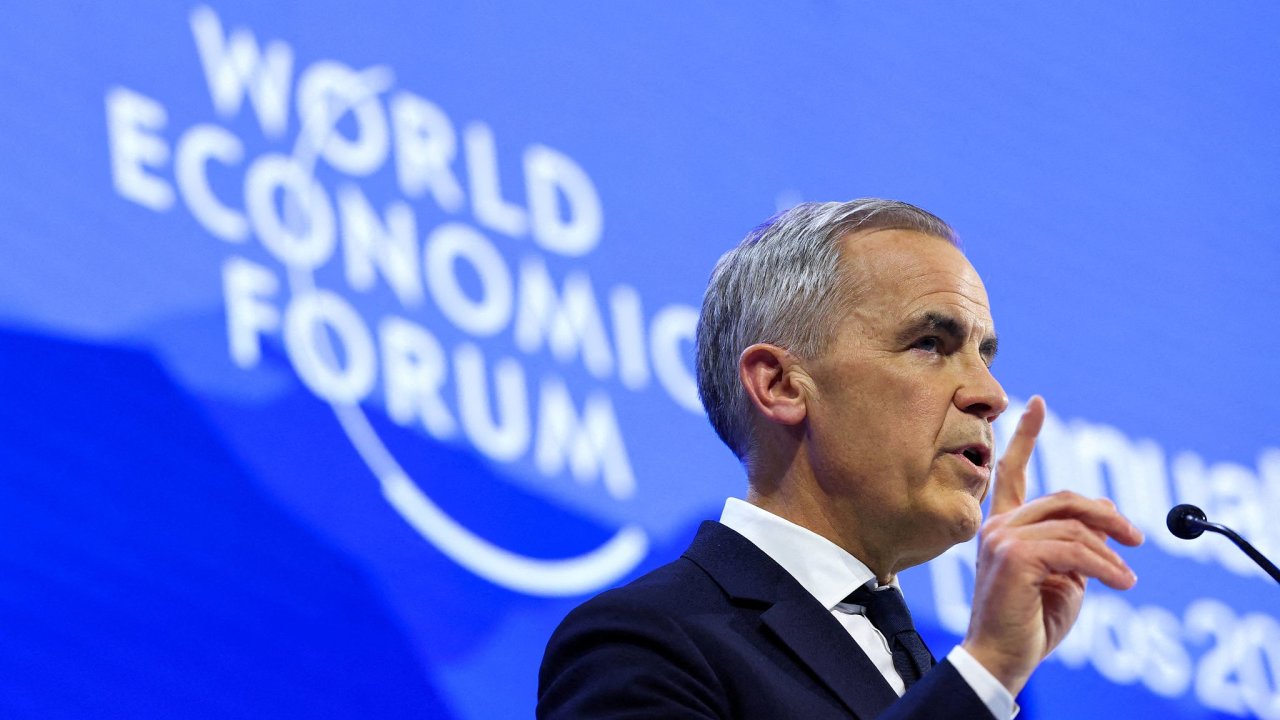 Mark Carney b�hem projevu v Davosu, kde vyzval st�edn� ekonomiky k v�t�� sob�sta�nosti. Jeho vl�da te� tento p��stup p�ev�d� do konkr�tn� pr�myslov� strategie.