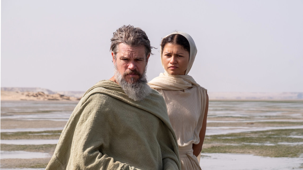 Odyssea. Na snímku Matt Damon jako Odysseus a Zendaya v roli bohyně Athény ve...