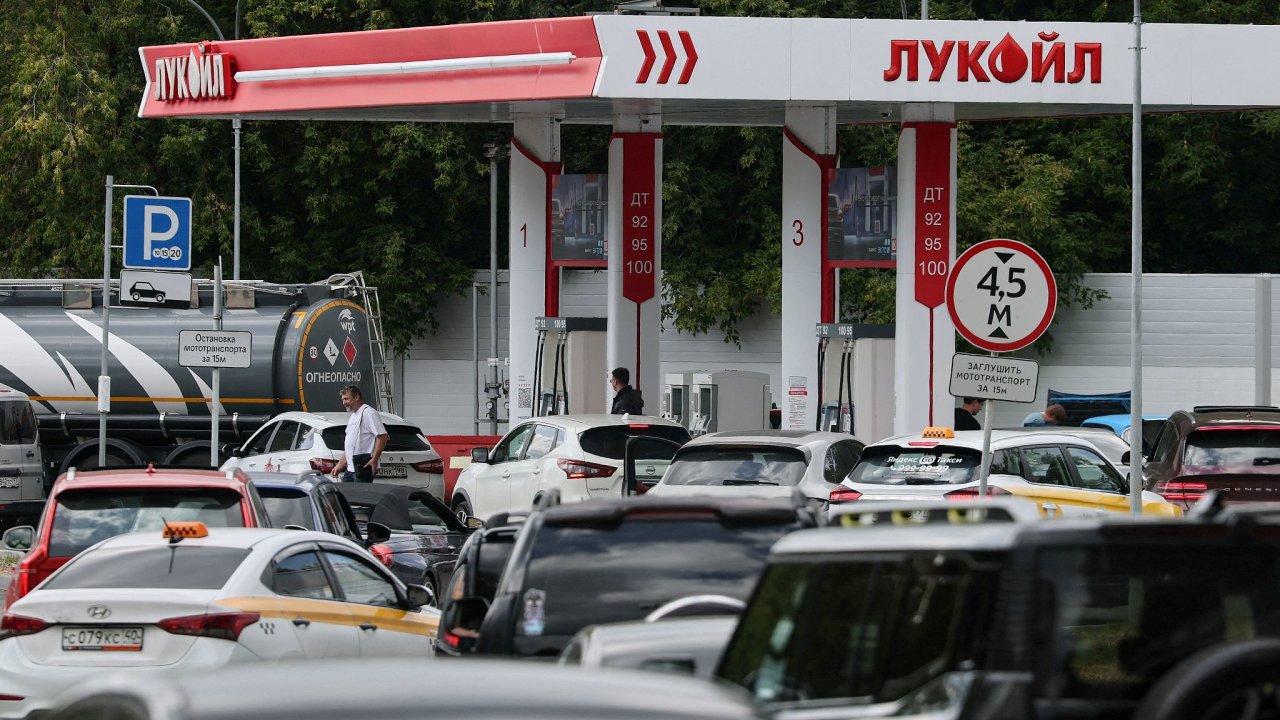 FILE PHOTO: Moscow pumps face queues amid fuel shortages