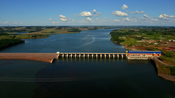 Vodn� elektr�rna Baixo Igua�u na �ece Igua�u v Braz�lii.