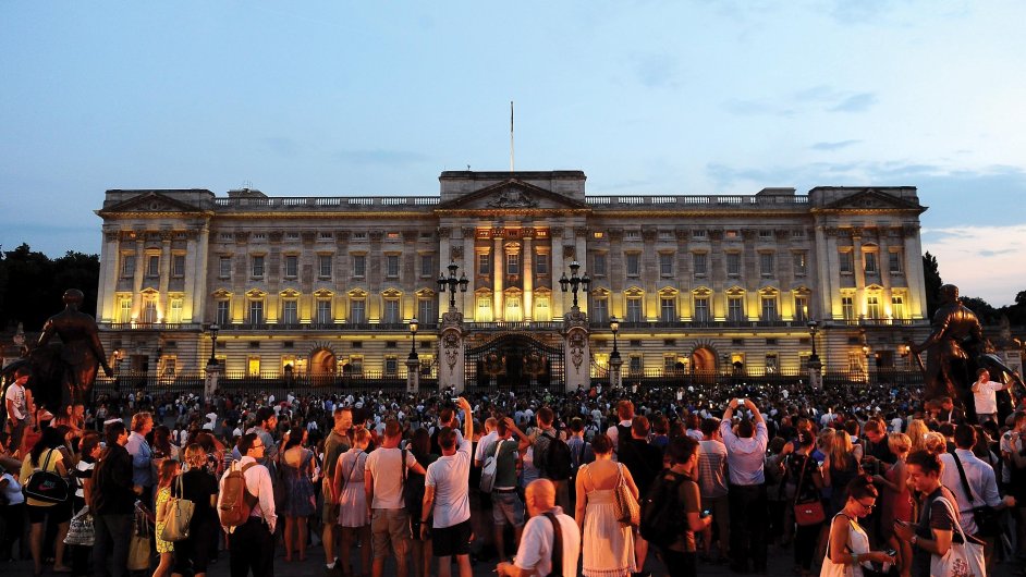 Stovky lid slav narozen nslednka trnu ped Buckinghamskm palcem v Londn.