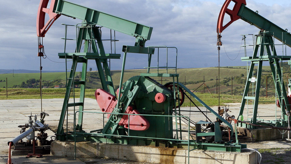 Moravsk Dallas: Moravsk naftov doly t ve svch vrtech ron zhruba 150 tisc tun ropy. Ta se na obratu firmy podl jen asi z ptiny.
