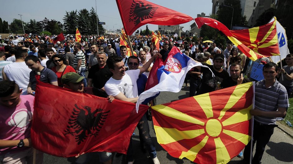 Vzcn souznn? Lid bhem nedlnch protest ve Skopje mvali makedonskmi, albnskmi i srbskmi vlajkami.
