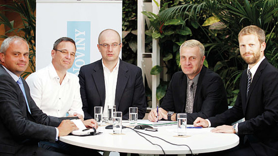 Zleva Jaroslav lbek (Schneider Electric), Boris Zupani (Philips Lighting Solutions), Rudolf Vacek (Penta Investments), Daniel tys (CBRE) a modertor Tom Wehle (HN)