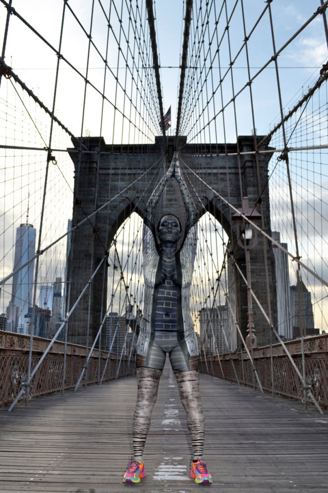 Bodypainting Brooklynský most s téměř neviditelnou modelkou.