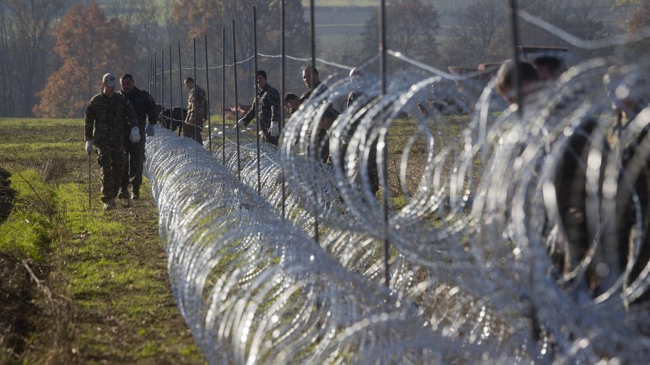 Slovint vojci zaali budovat drtn plot na chorvatsk hranici.