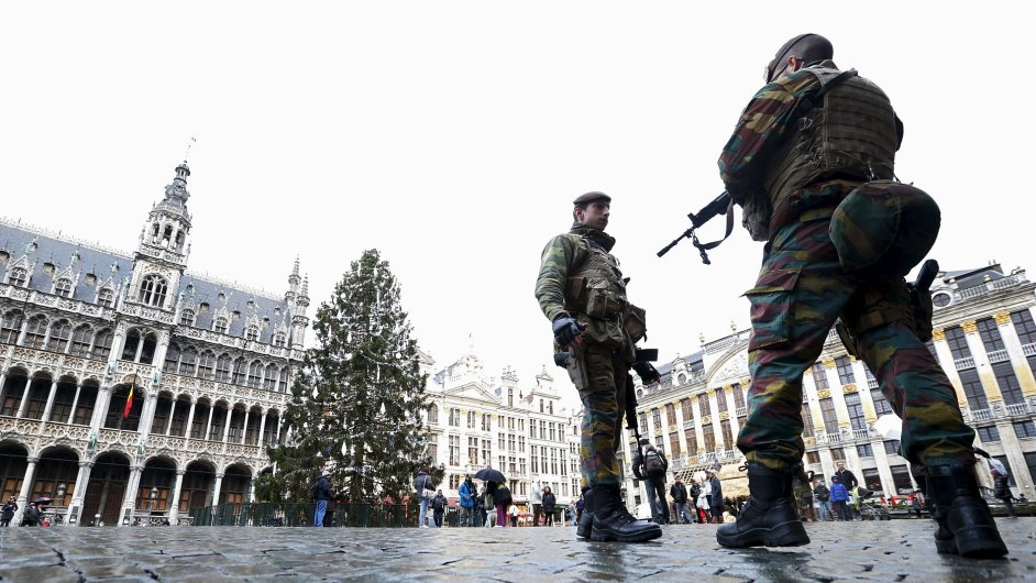 Vojci a policist hldkuj v centru Bruselu, kde u tet den kvli mon teroristick hrozb plat nejvy stupe bezpenostnch opaten.