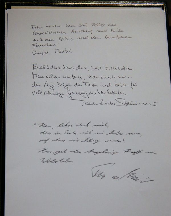 Kondolenční kniha z Pamětního kostela císaře Viléma, kam přidala svůj podpis Angela Merkelová