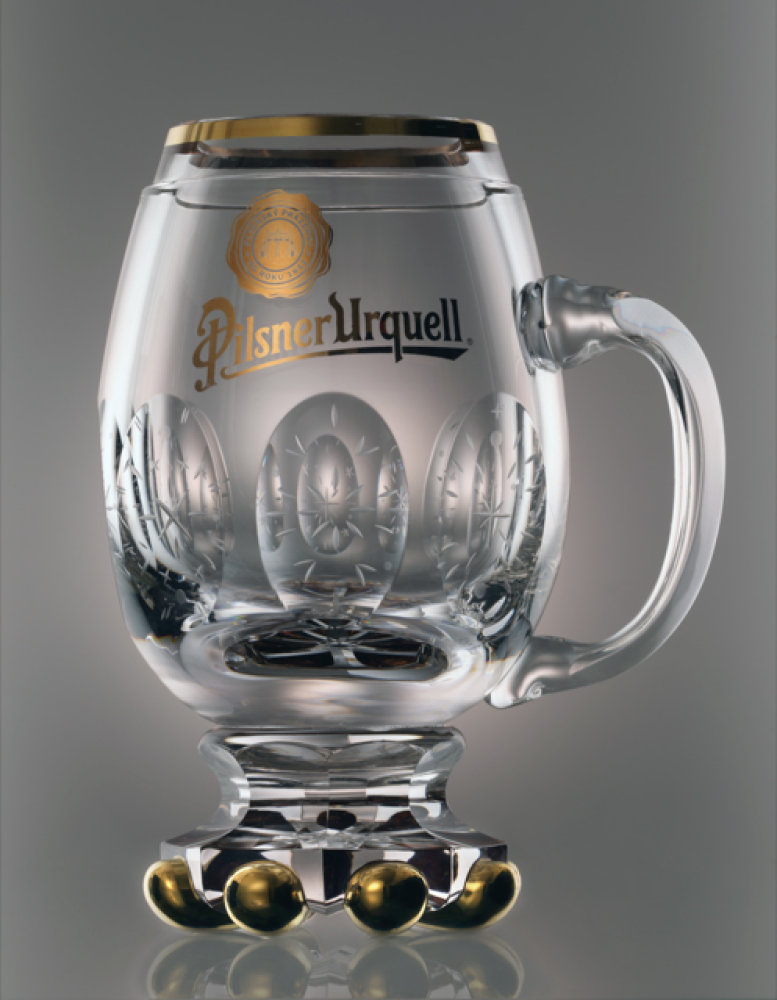 PILSNER URQUELL Džbánek Pilsner Urquell pro papeže, ručně foukané, broušené a zlacené sklo, 2013.