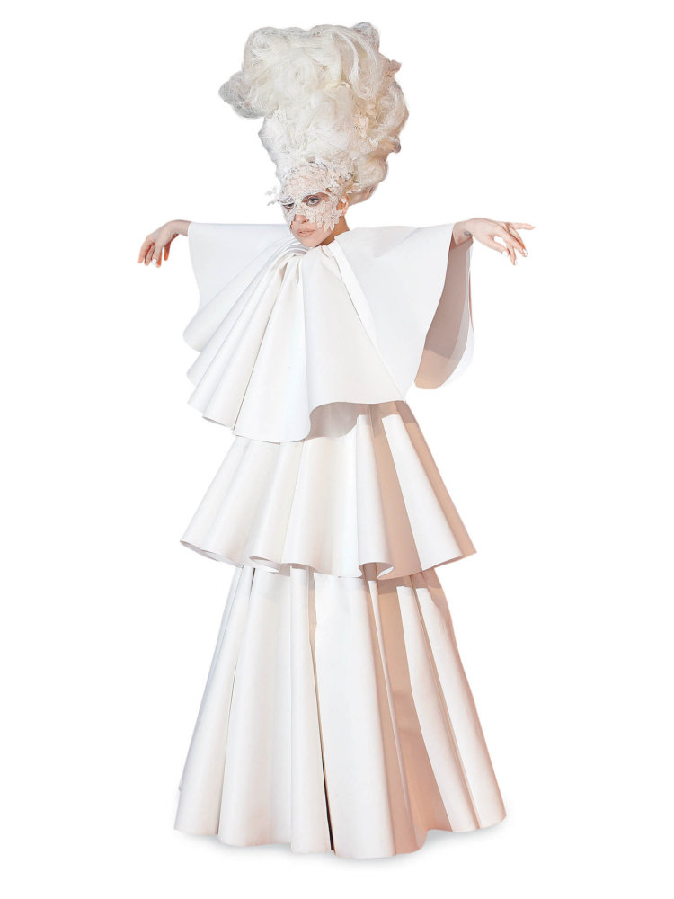 Speciální róbu na míru od Franceska Scognamiglia oblékla extravagantní zpěvačka Lady Gaga.