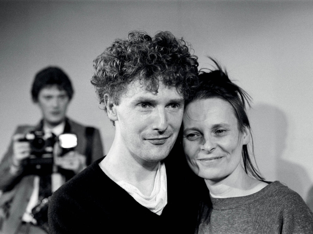 Britští módní návrháři Malcolm McLaren a jeho přítelkyně Vivienne Westwoodová z punku čerpali i hnutí sami ovlivnili.