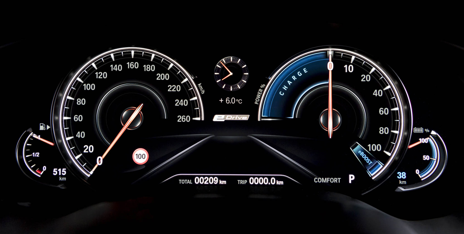 Displej BMW řady 5 nahrazuje klasické budíky a má v případě hybridu speciální zobrazení. Místo otáčkoměru radí řidiči, jak přidávat plyn, aby jezdil co nejúsporněji. (Foto: BMW) jarvis_5909fec3498ebdf0c7755caa.jpeg