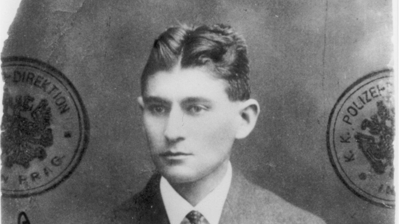 Zhruba dvaaticetilet Franz Kafka je na pasov fotografii z let 1915 i 1916.