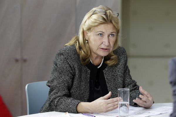 HN kulat&yacute; st�l Face to Face - Bankovn&iacute; regulace - Na sn&iacute;mku Eva Zamrazilov&aacute; (�esk&aacute; banovn&iacute; asociace)