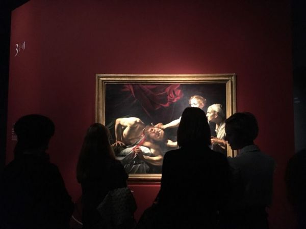 Caravaggio rozpracoval metodu &scaron;erosvitu, to znamen&aacute; p�&iacute;hodn� u�&iacute;val kontrast� mezi sv�tlem a tmou.