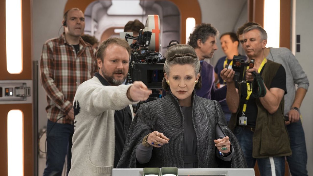 Na snímku z natáèení osmé epizody Star Wars je dnes již nežijící hereèka Carrie Fisherová.