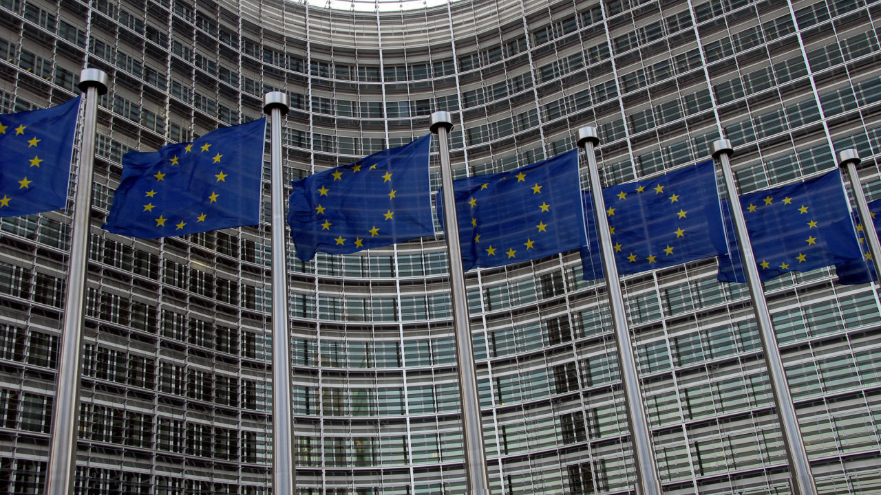 Vlajky pøed sídlem Evropské komise.