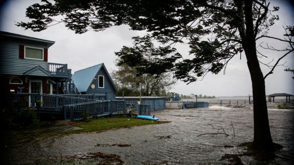 Bl&iacute;�&iacute; se hurik&aacute;n Florence. Z&aacute;plavy m��e poc&iacute;tit cel&aacute; Severn&iacute; Karol&iacute;na