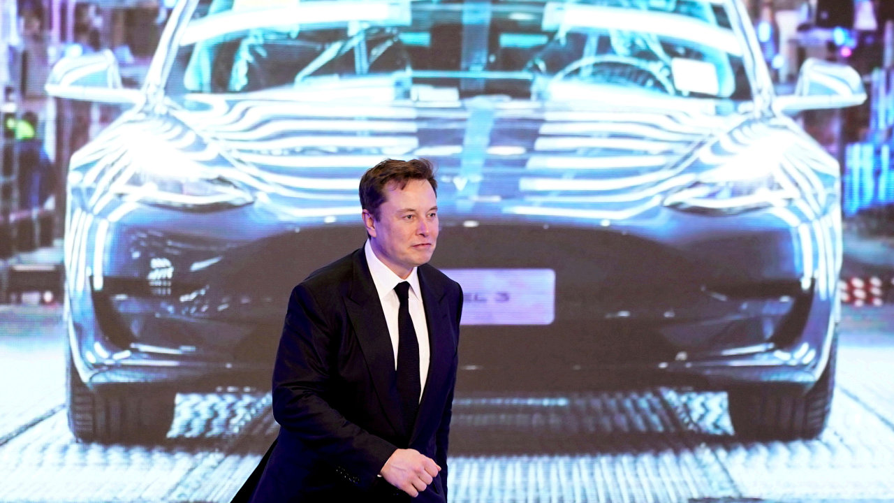 Zakladatelem automobilky Tesla je podnikatel Elon Musk, který se angažuje i v dalších oborech, zejména v dobývání vesmíru.