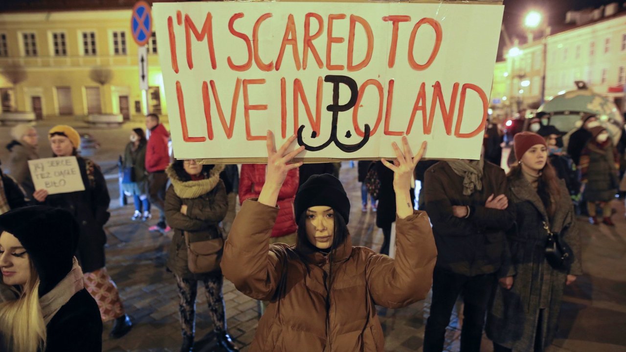 Protesty v Polsku poté co zemřela 30ti letá Polka, které odmítl lékař udělat potrat.