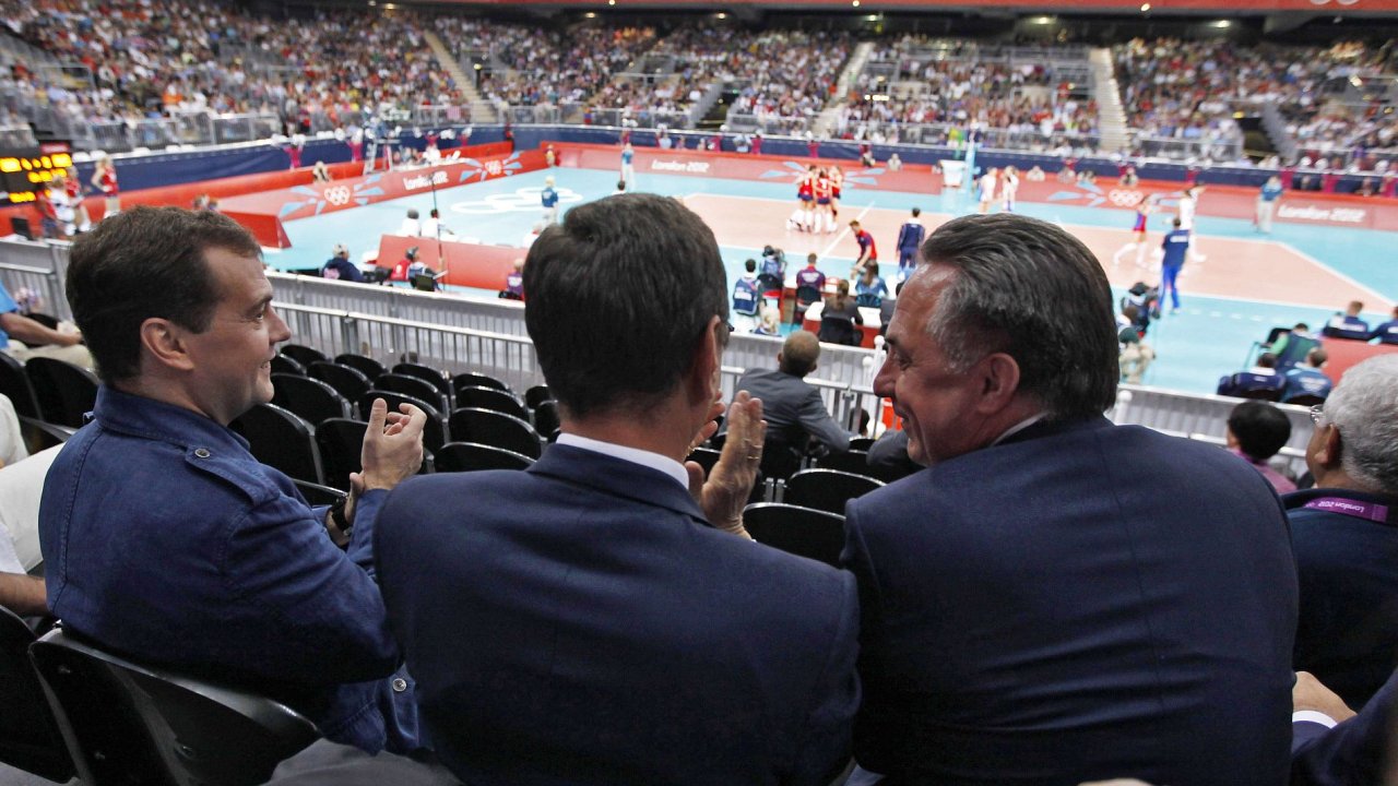 Rusk premir Dmitrij Medvdv pi rozprav s fem ruskho olympijskho vboru Alexandrem ukovem a ministrem sportu Vitalijem Mutkem.