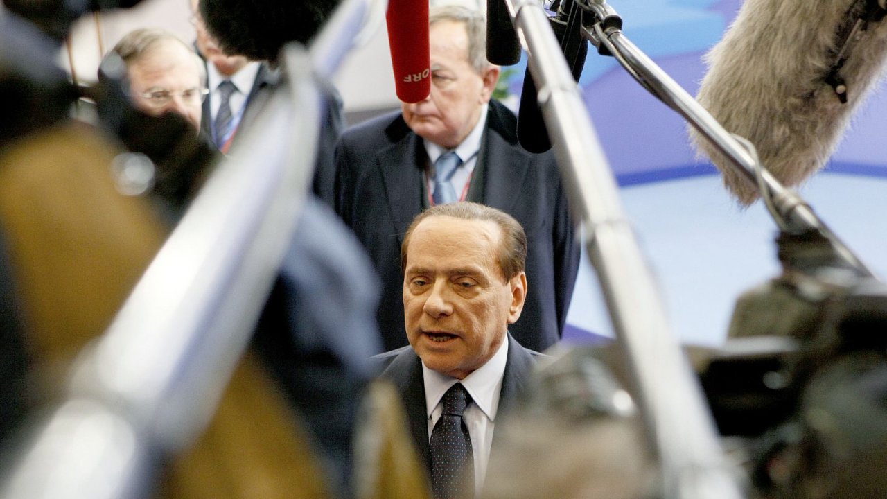 Italsk premir Silvio Berlusconi v zjmu novin na vkendovm summitu EU v Bruselu.