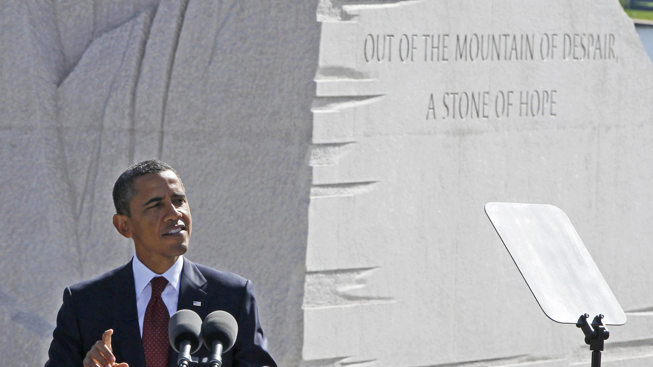 Barack Obama pi odhalen pomnku M. L. Kinga