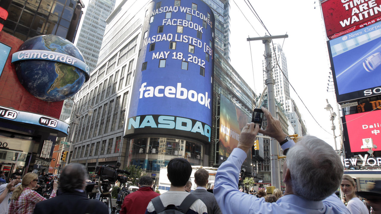 Lid v New Yorku sleduj, jak si vede Facebook na burze.