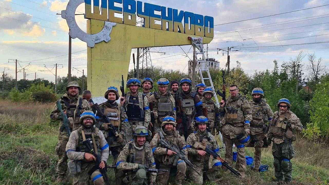 Ukrajinští vojáci pózují u osvobozené vesnice Vasylenkove v Charkovské oblasti.