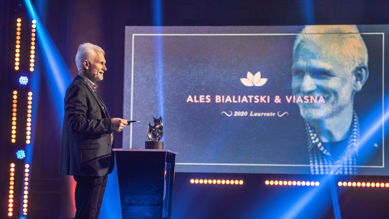 Ales Bjaljacki, disident, Bìlorusko