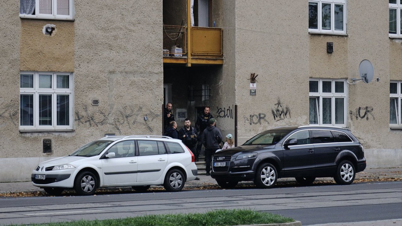 Policisté pøed jedním z domù na Nováèkovì ulici, který dle detektivù ovládala skupina kolem Michala Horkého.