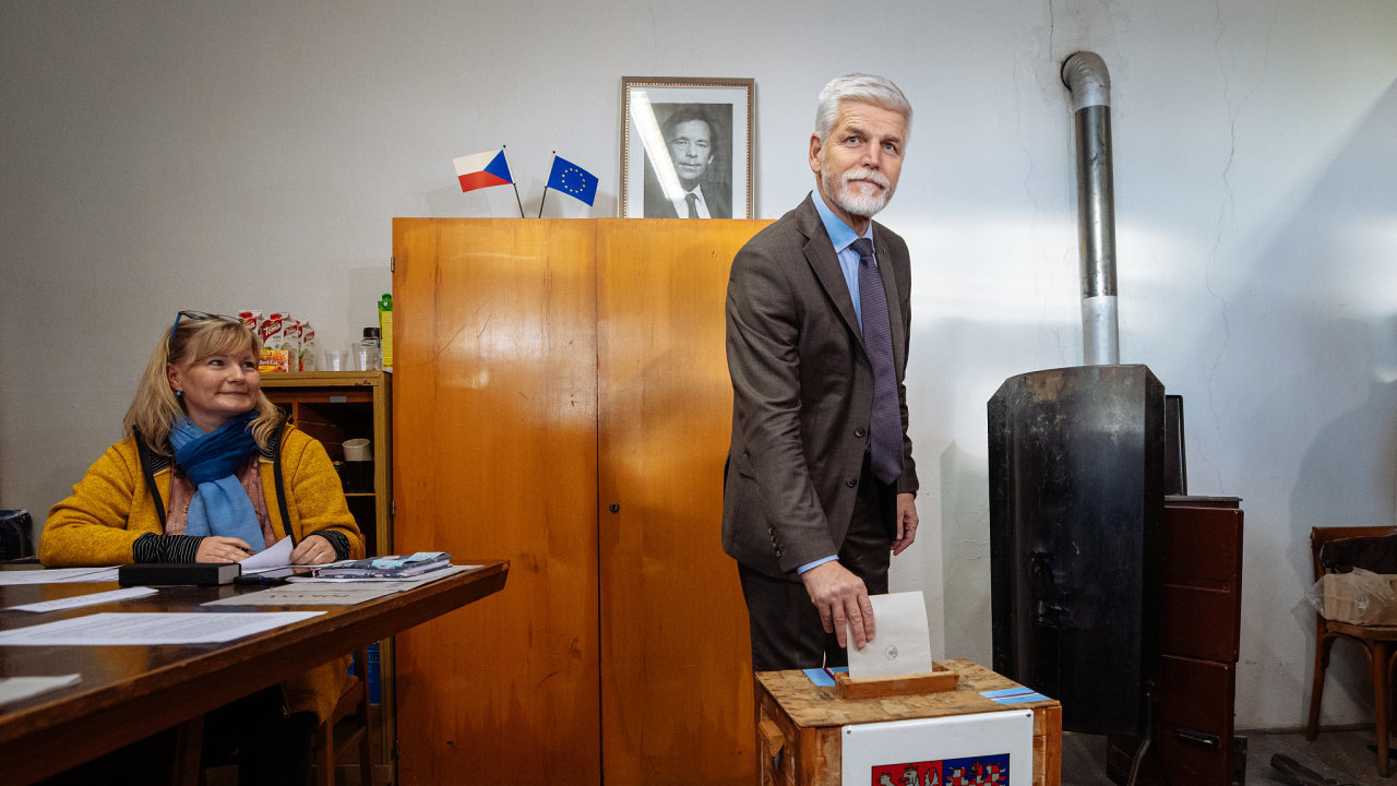 Prezidentský kandidát generál Petr Pavel hlasuje v prvním kole prezidentských voleb