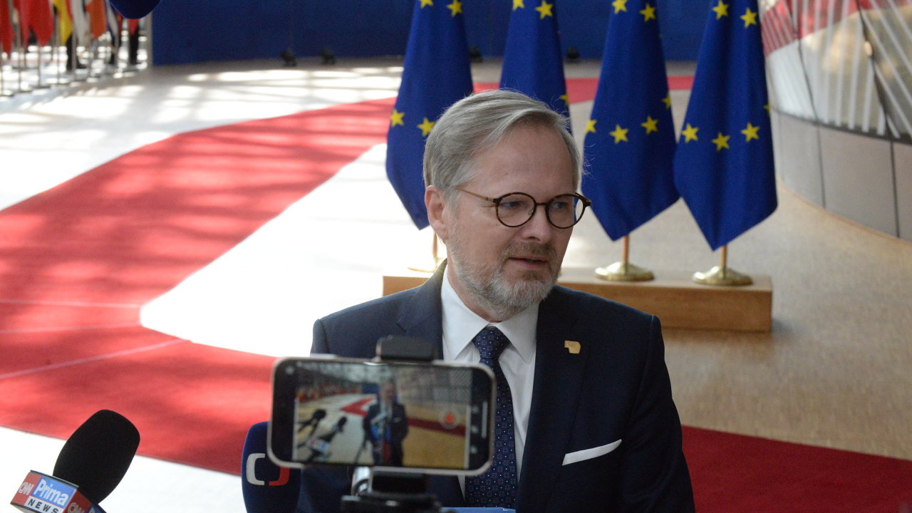 esk premir Petr Fiala (ODS) hovo s novini ped zatkem druhho dne summitu EU