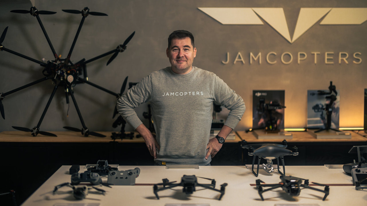 Zakladatel Jamcopters Jan Dojèan jako jeden z prvních v Èesku dokázel sestrojit dron pro filmovou kameru. Portfolio služeb jeho firmy dnes ale sahá daleko za hranice kinematografie.