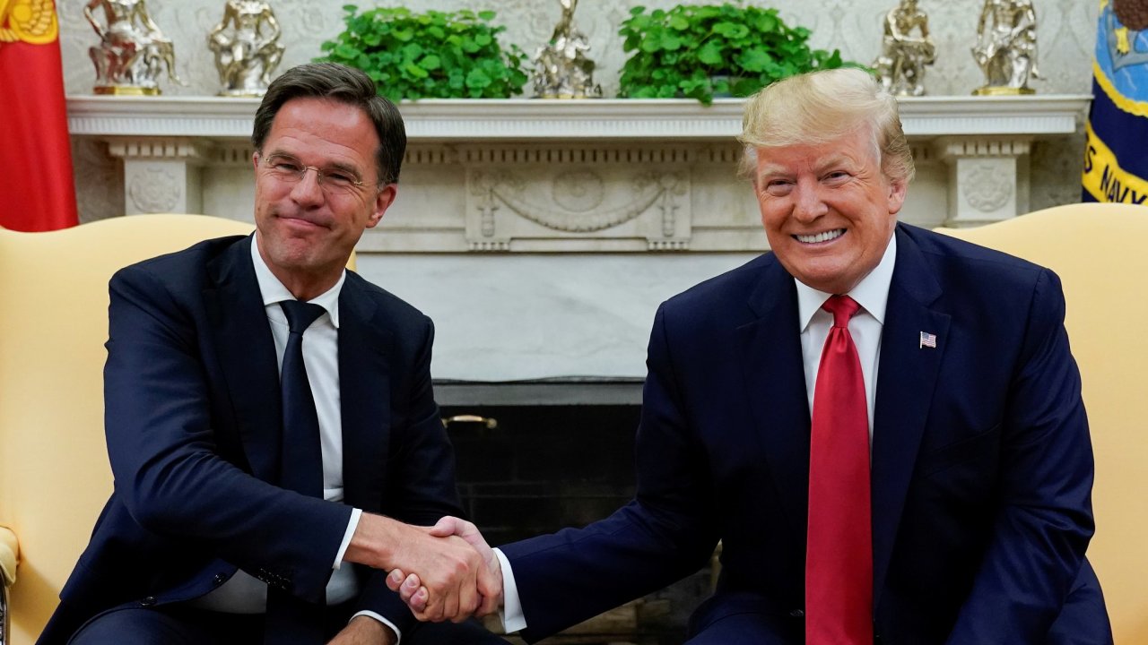 Jsi borec, Donalde. Nizozemsk premir Mark Rutte pochopil, e Trumpa je poteba chvlit.