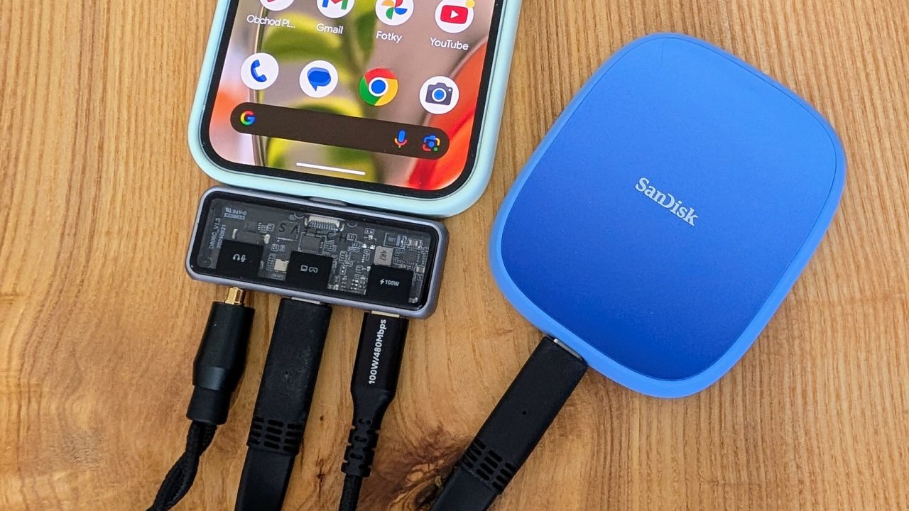 Satechi Mobile XR Hub with Audio a Sandisk Creator Phone SSD