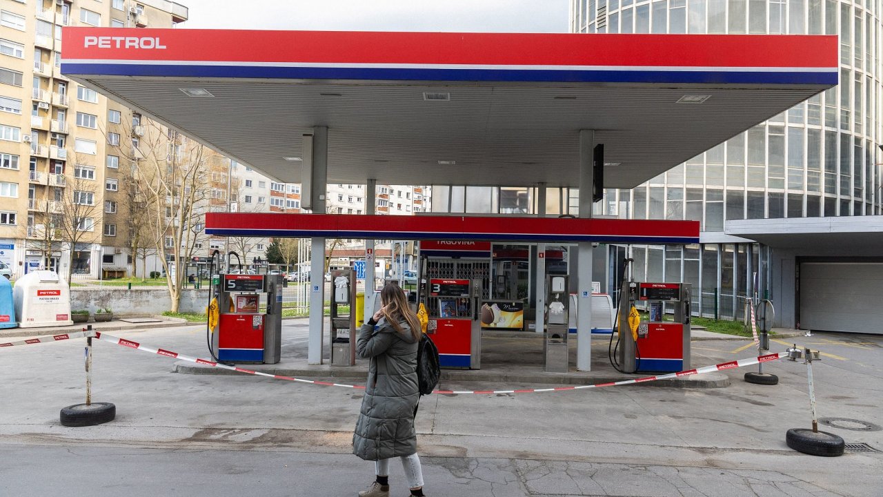 Mnoh� �erpac� stanice z�staly v ned�li ve Slovinsku kv�li nedostatku pohonn�ch hmot zav�en�.