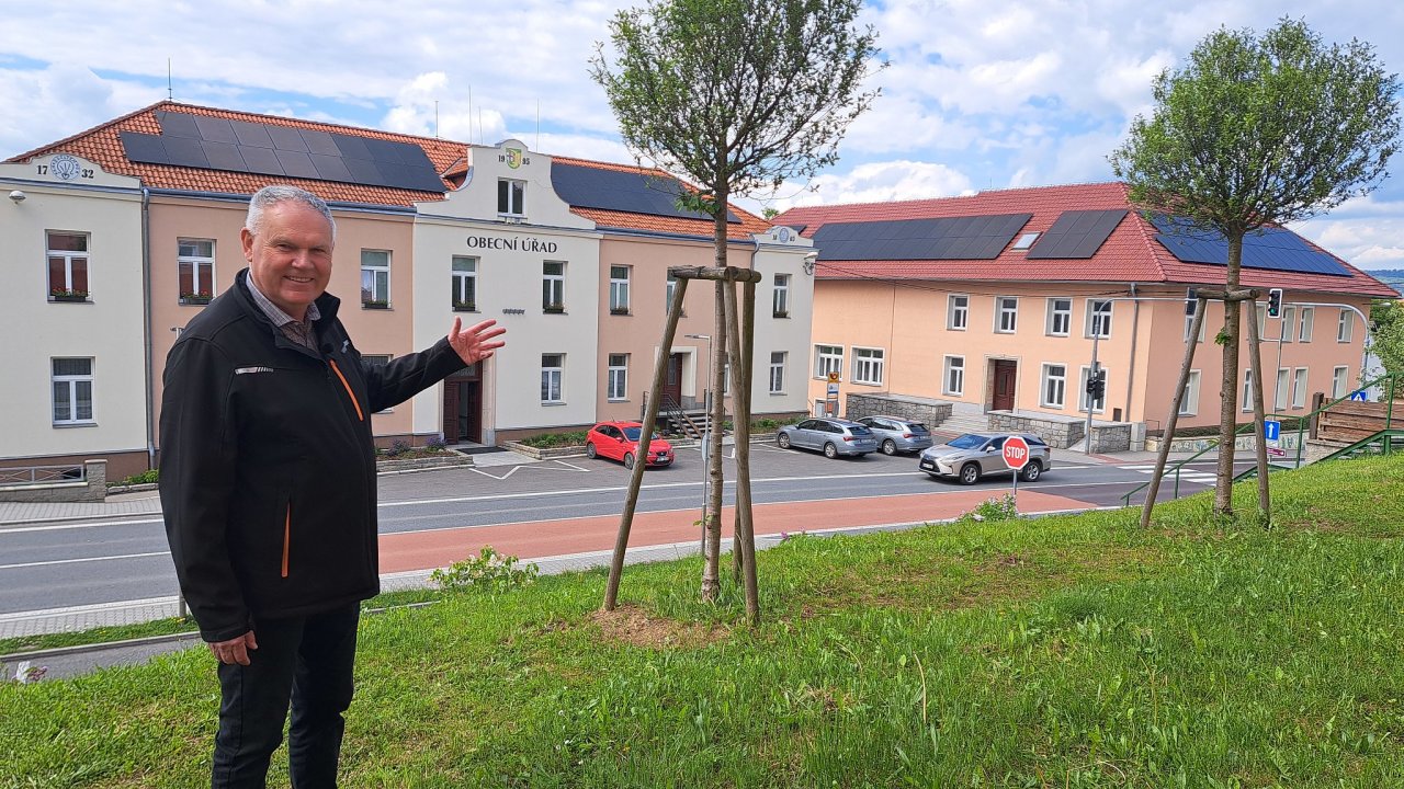 Na st�ech�ch obecn�ch budov m� B�lot�n celkem p�t fotovoltaick�ch elektr�ren...