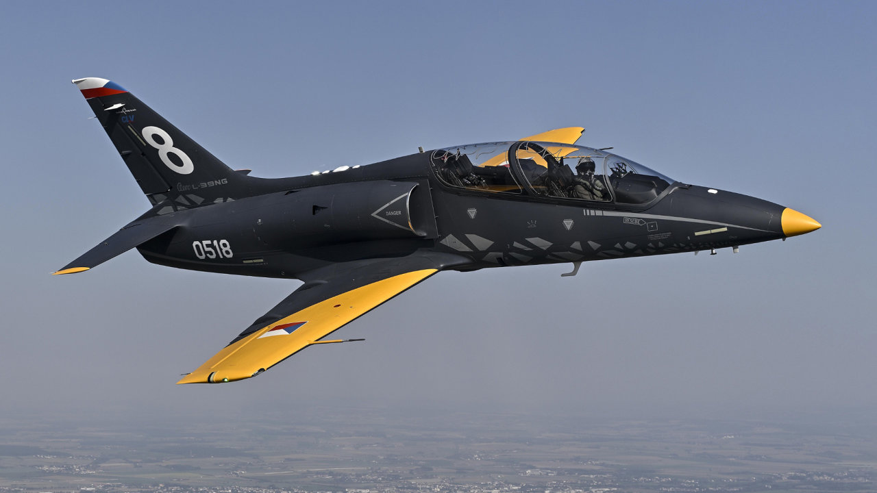 Aero Vodochody ned�vno dodalo letouny L-39 Skyfox st�tn�mu podniku LOM Praha...