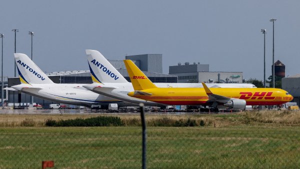 Letadlo společnosti DHL a ukrajinské stroje Antonov na letišti nedaleko Lipska.