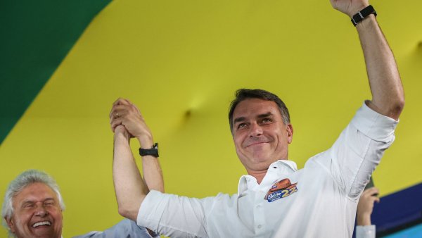 Fl�vio Bolsonaro zv�t�zil v prvn�m kole brazilsk�ch prezidentsk�ch voleb.
