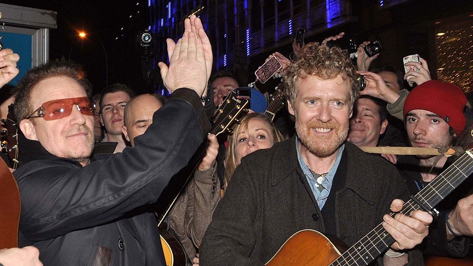 Bono s Hansardem zpvali na tdr den koledy v Dublinu.