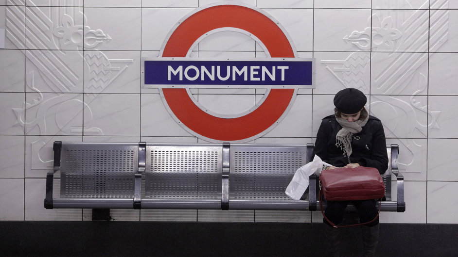 Kruhov logo londnskho metra se poprv objevilo vroce 1908. Souasn podoba vychz znvrhu Edwarda Johnstona zroku 1916.