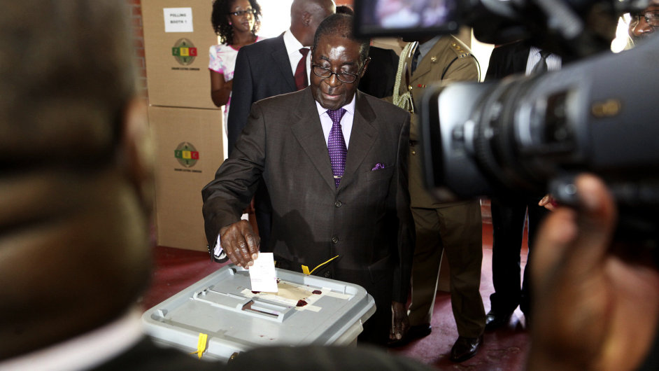 Prezident Robert Mugabe hlasuje v referendu.