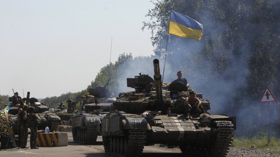 Tank ukrajinsk armdy vjd do msta Debalceve na vchod Ukrajiny.