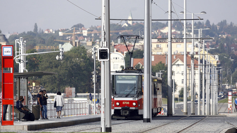 Změny v MHD v Praze. Na snímku tramvaj číslo 12 na Letenské pláni