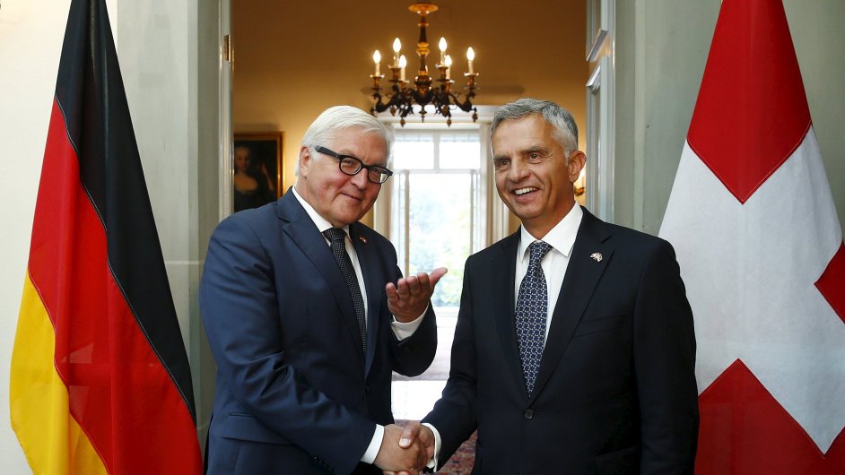 vcarsk ministr zahrani Dider Burkhalter a jeho nmeck protjek Frank-Walter Steinmeier.