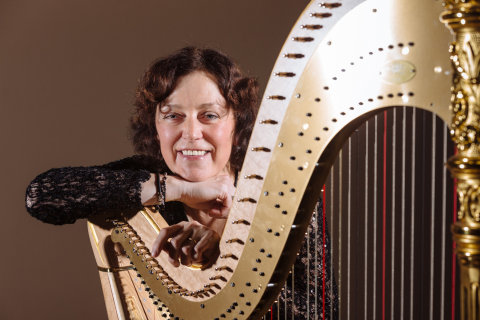 Na snímku harfistka České filharmonie Barbara Pazourová.