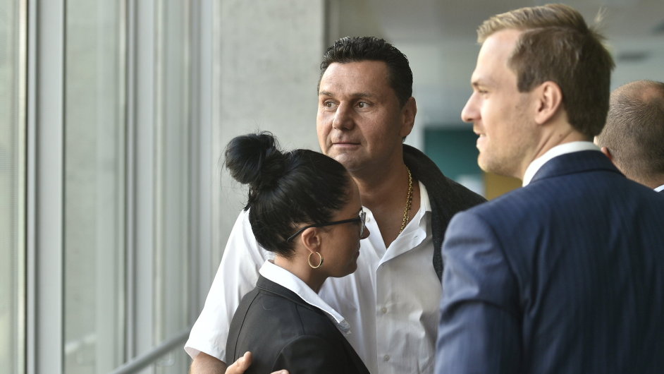 Hokejov trenr Vladimr Rika u Obvodnho soud pro Prahu 10, kter 11. srpna zaal projednvat kauzu, v n je obvinn ze zpronevry.