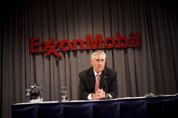 Rex Tillerson si v �ele ExxonMobilu jen na platu vyd�lal p�es 240 milion� dolar� p�ed zdan�n&iacute;m. Jeho jm�n&iacute; se nyn&iacute; odhaduje na 150 milion� dolar�.